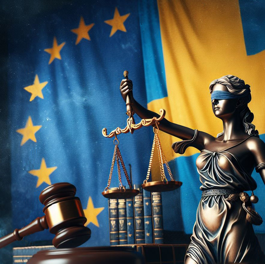 Justitia-staty med våg och domarklubba framför EU-flagga och svensk flagga.