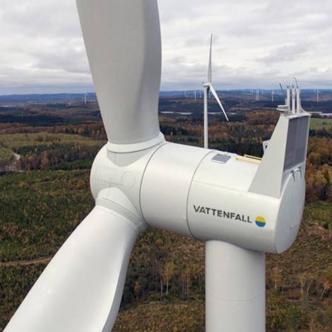 623b3db6d129d0a6f4d8df2e_vattenfall_vindkraft En bild av ett vindkraftverk i öppet landskap