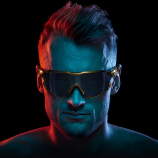 Personporträtt med svart bakgrund, blått ljus från höger och rött ljus från vänster skapar en dramatisk effekt