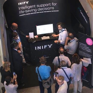 En folksamling vid en mäss-monter för INIFY