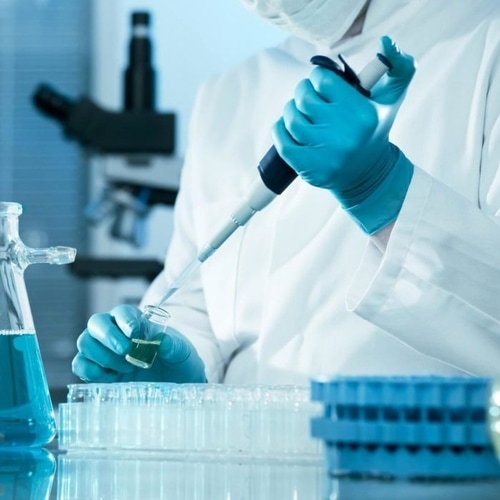 623b402280f7451e02c47baf_2017-03-23-13-50-17-700×700-p-500 En närbild av en person som utför någon typ av arbete vid ett laboratorium