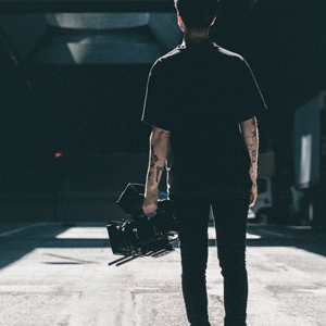 En bild av en person som går bortvänd från kameran