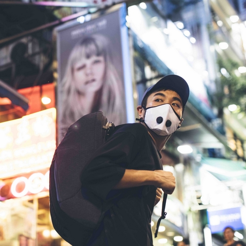 623b40a2dfd5d324e0da293f_Airinum-500×500 En bild tagen ur grodperspektiv på en person i stadsmiljö