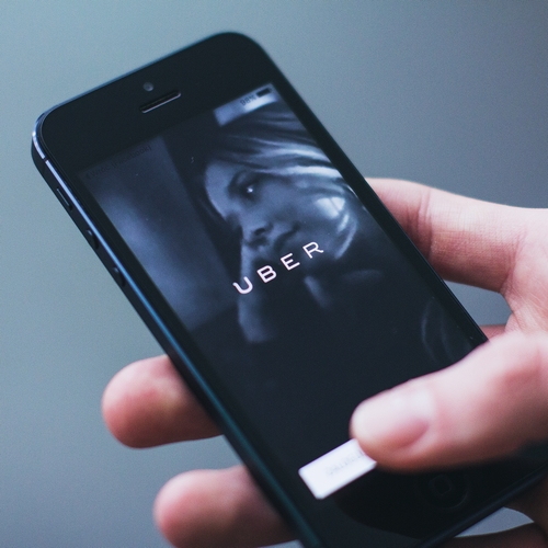 En bild av en mobiltelefon som har UBER framme på skärmen