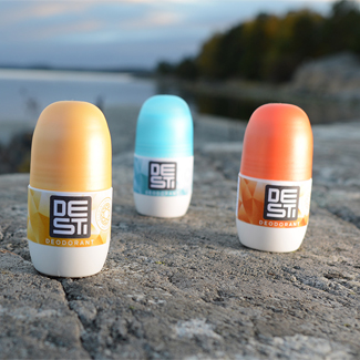 En produktbild av tre deoderanter som står i naturmiljö