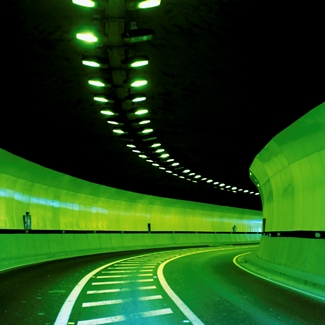 En bild av en upplyst tunnel för biltrafik
