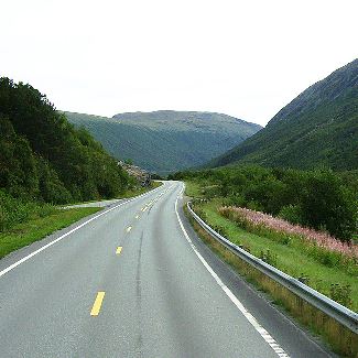File source: //commons.wikimedia.org/wiki/File:Road_in_Norway-1.jpg En bild av en landsväg i kuperad miljö