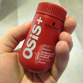 623b4447d142dc45c36c1429_Case-Osis-Dust-it En hand som håller i en produkt från Osis+