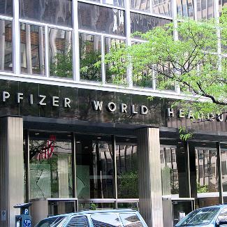 623b4544b1b65a45db4927eb_Case-Pfizer En bild på Pfizers kontorsfasad