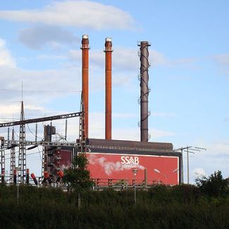 623b4593f67b4f2d0c5d8dc8_SSAB_325x En bild av SSABs fabriksbyggnad