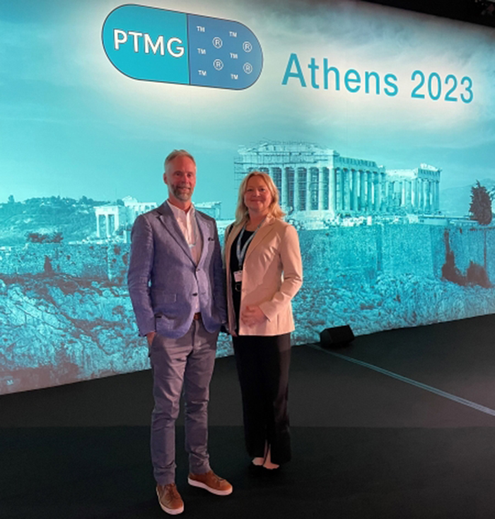 En bild av två personer som står vända mot kameran under PTMGs höstkonferens i Athen