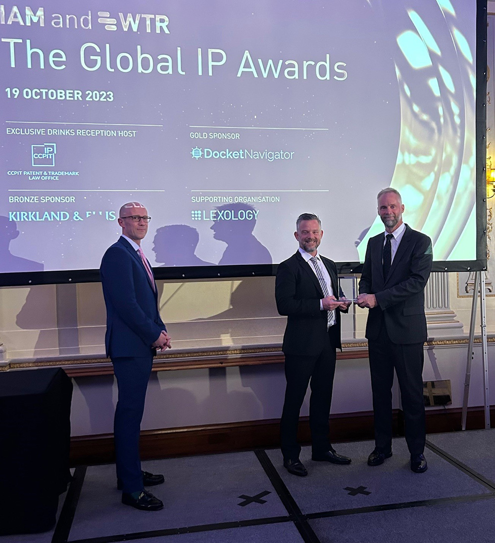 En bild där vinnaren mottar priset under "Trademark Prosecution Firm of the Year" i Sverige 2023