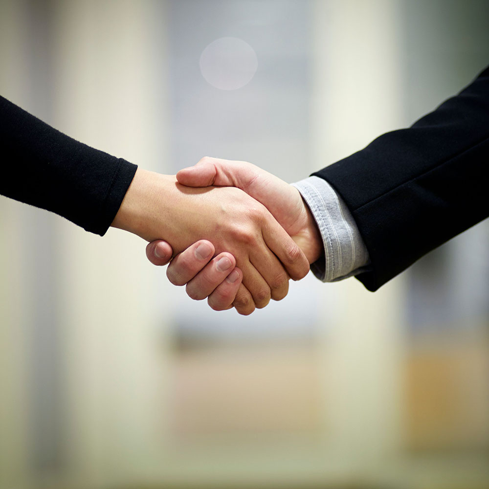 655f219dc4ada4b13194d0c0_Case – handskakning-p-3200 Två händer som tar varandra i hand