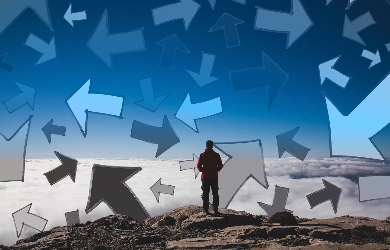 Person som står på en bergstopp ovanför molnen medan grafiska pilar pekar i olika riktningar över himlen.