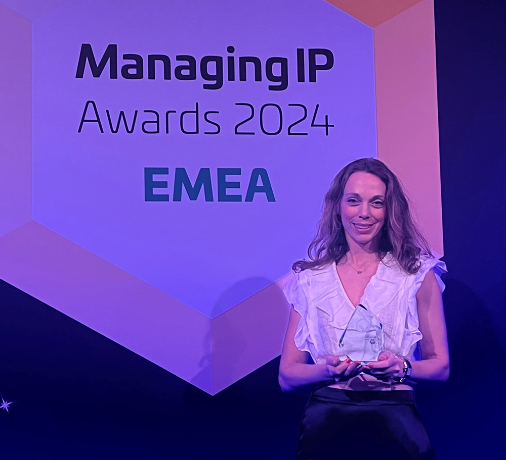 En bild av Karin Crafoord som håller i priset för Managing IP Practitioner of the Year Sweden