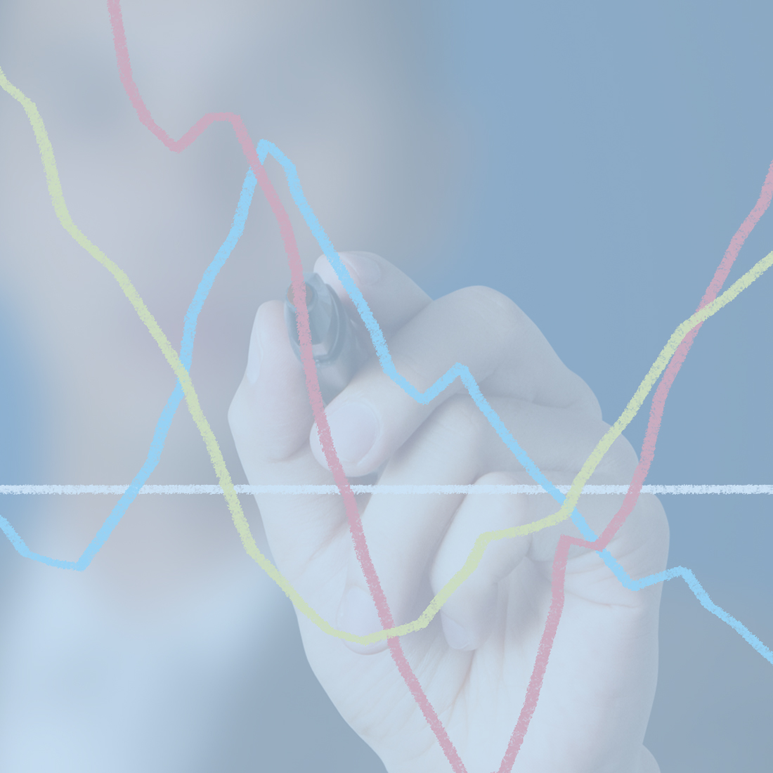 En blåtonad bild av en hand som ritar grafer på en tavla.